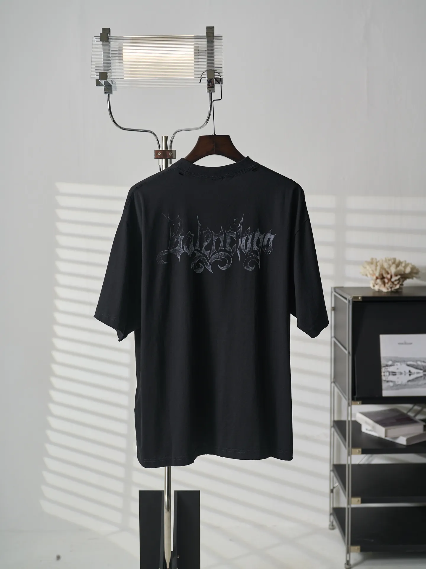 Balenciaga/ T 【In Stock】XS S M L ：24 / 185G ：32 1×1 / 270G 24 ， 。 、 ， ， ； ， 。 32 ， ， ， 。 。 ， ， 。 ， ， Breathable、 。 ， 、 ， ， ，Breathable 。 ； 。 ， Retro 。